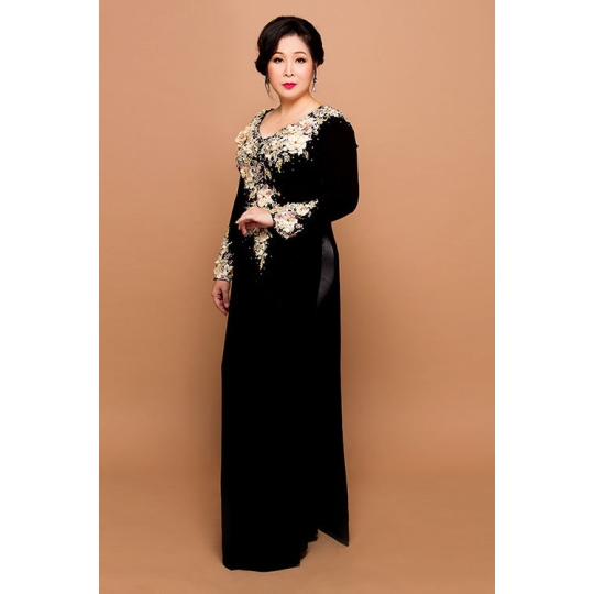 Áo dài thêu hoa và kết cườm