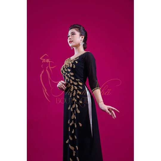 Áo dài đắp ren đính đá pha lê